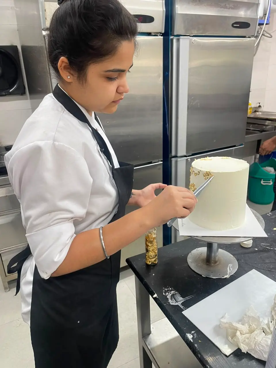 Kanika Gwalani hand-finishing a cake